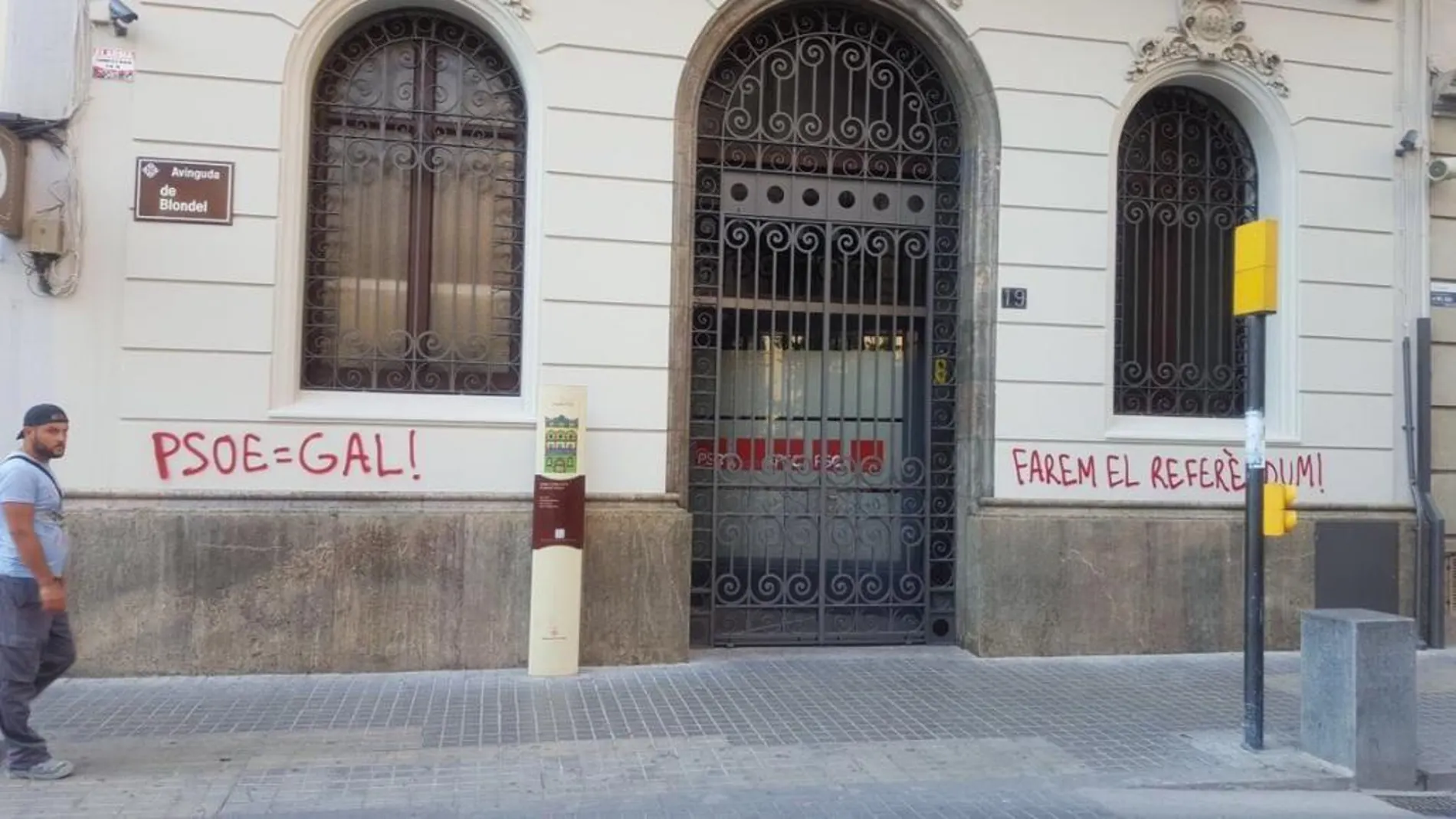 La fachada del PSC en Lérida amaneció con mensajes pintados en rojo como «Haremos el referéndum»