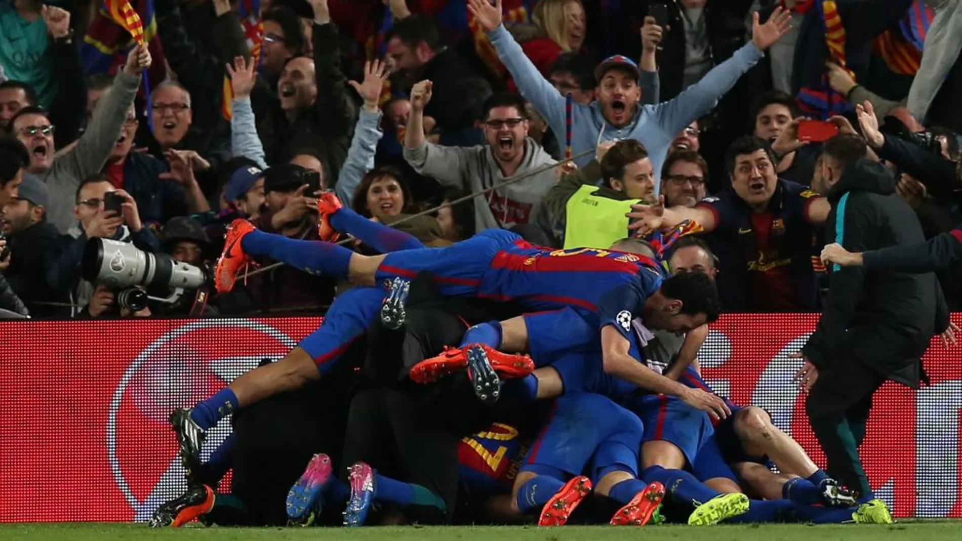 Los jugadores del Barcelona celebran el triunfo ante el PSG