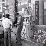 Llenar el depósito del coche cuesta hoy más del doble de lo que se tenía que pagar en 1977