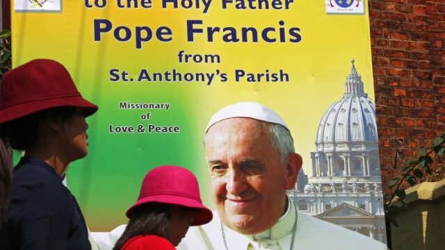 Un cartel anuncia la visita del Papa en Myanmar