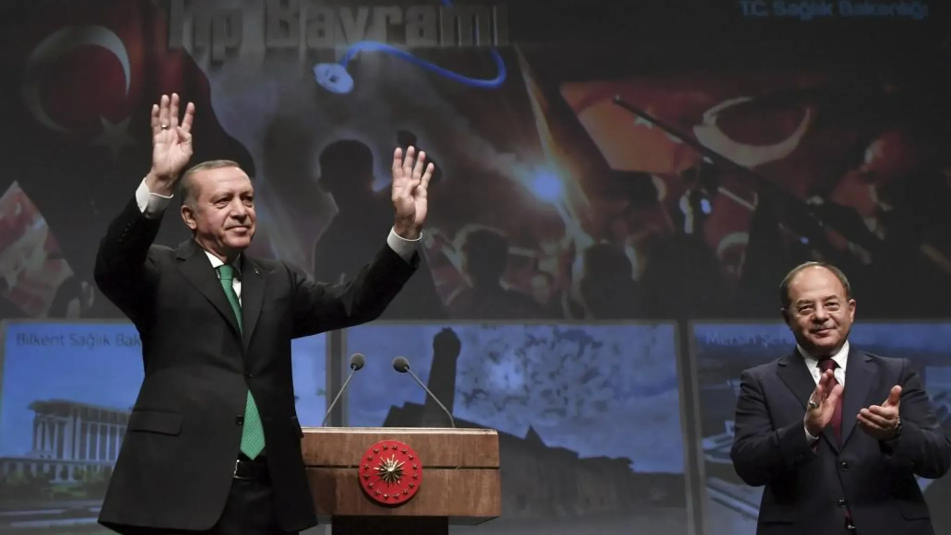 Recep Tayyip Erdogan, saluda durante el mitin que ha dado hoy en Ankara.