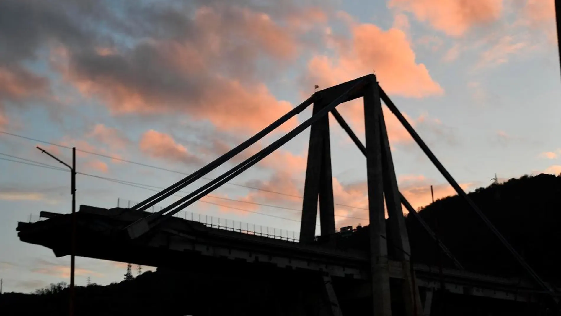 Vista del puente Morandi, que se derrumbó el pasado 14 de agosto / Foto: Efe