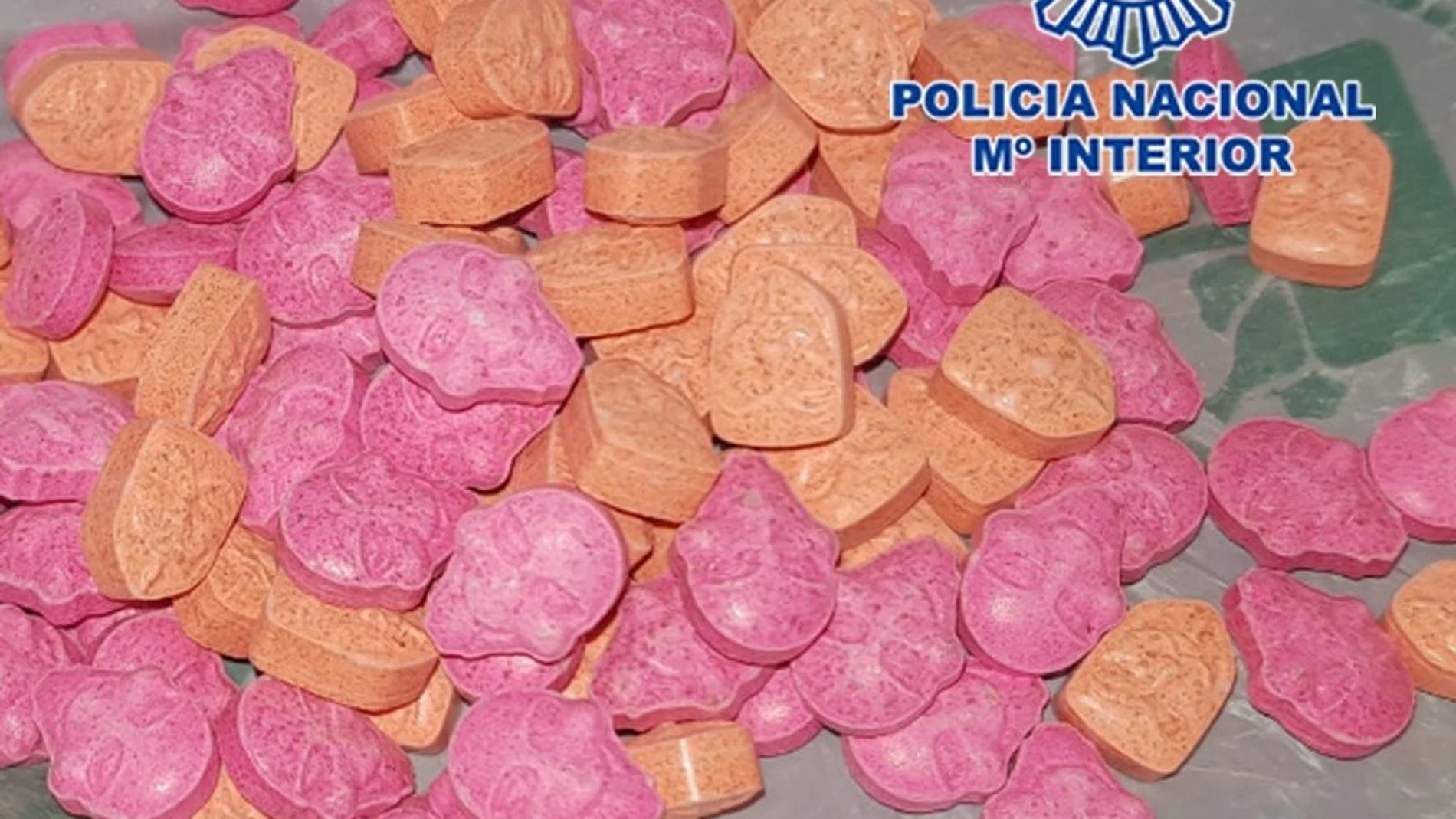 La Policía Nacional encontró más de un centenar de pastillas de éxtasis y marihuana escondidos en un vehículo sin el seguro en vigor