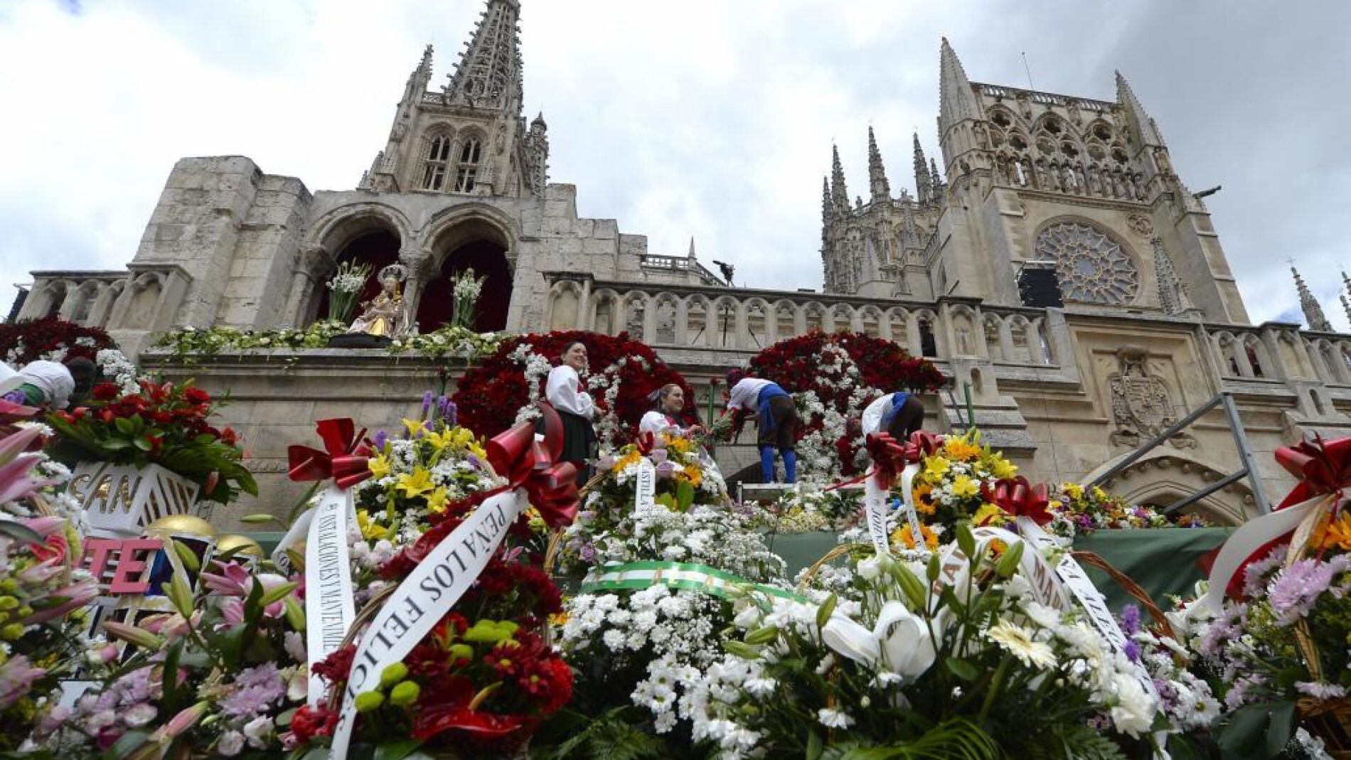 Tradicional ofrenda floral a los pies de la Catedral de Burgos