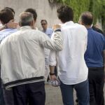 Familiares y amigos de los dos menores de 17 años que han fallecido hoy al caer por el hueco del ascensor