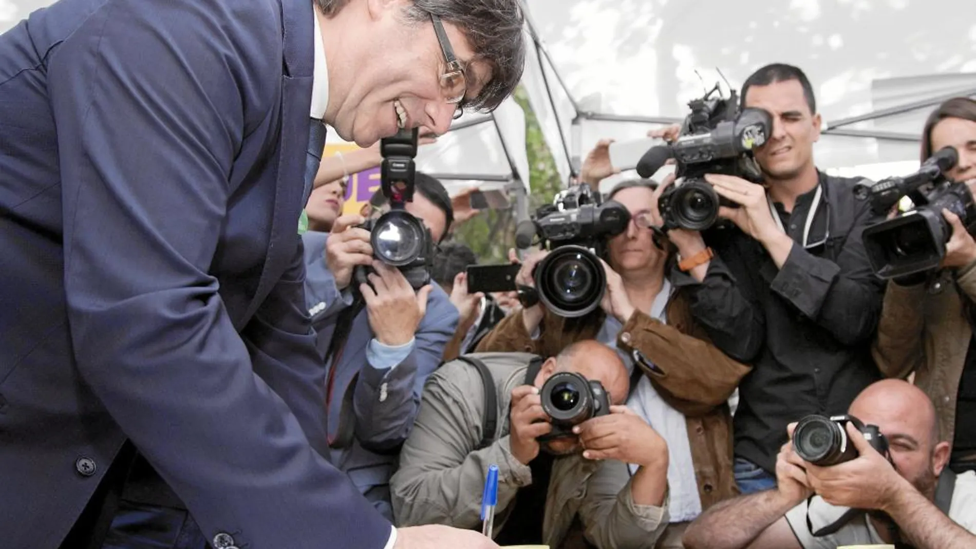 Puigdemont estampó su firma a favor del referéndum el día de Sant Jordi