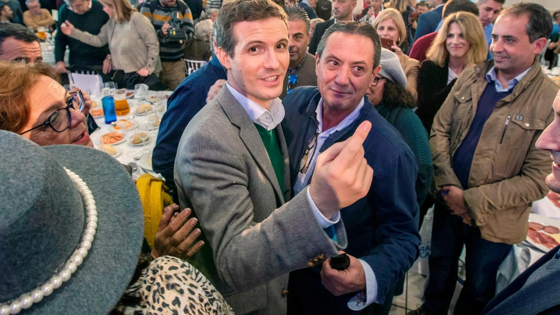 El presidente del PP, Pablo Casado, ayer durante un almuerzo con militantes en San Fernando (Cádiz) / Foto: Efe