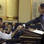 Ramón Espinar de Podemos jura su cargo ante el presidente del Senado, Pío García Escudero