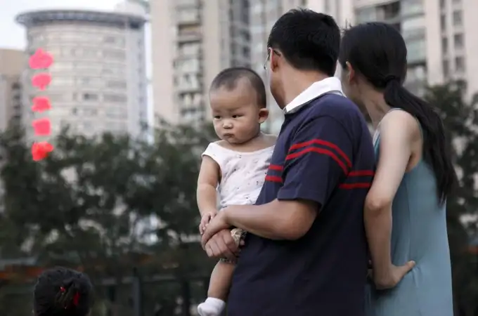 China abole la política del hijo único por la caída de la economía