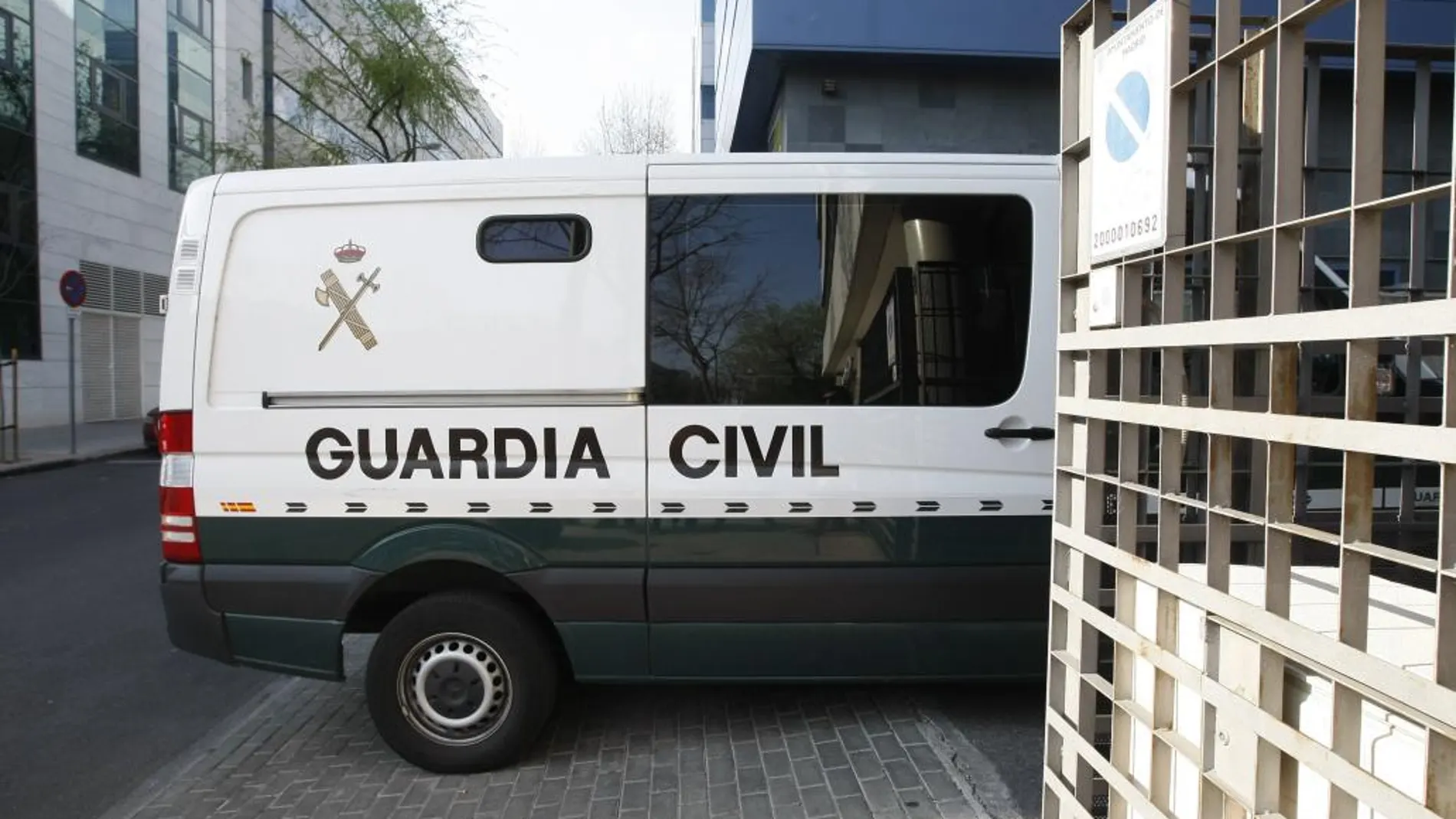 Imagen de archivo de dos detenidos por abusos a menores trasladados a los juzgados de Madrid