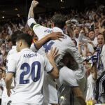 Los jugadores del Real Madrid celebran el segundo gol ante el Atlético de Madrid.