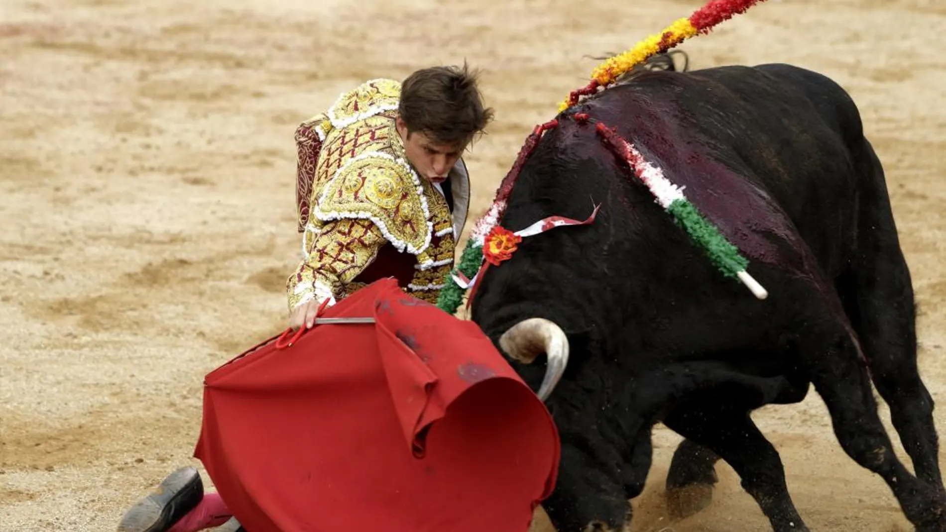 El Juli toreando con la muleta, en la plaza de toros de Toledo