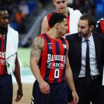 El entrenador del Baskonia, Sito Alonso, conversa con Sahne Larkin durante el partido de cuartos de final de la Copa del Rey