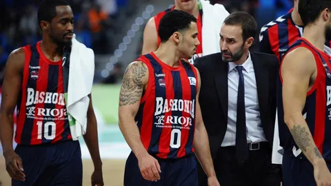 El entrenador del Baskonia, Sito Alonso, conversa con Sahne Larkin durante el partido de cuartos de final de la Copa del Rey