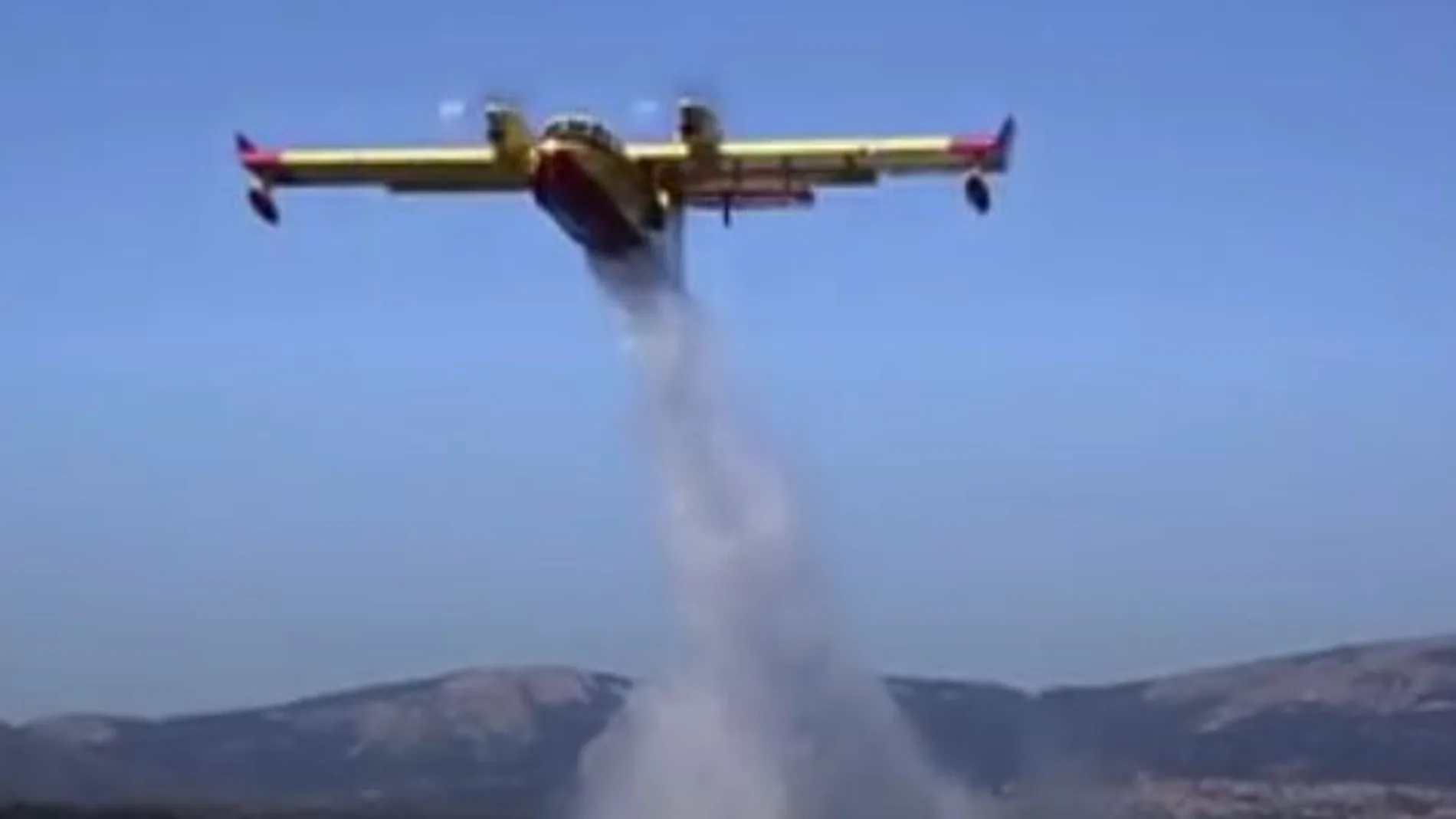 Una avión apagafuegos durante las prácticas/Foto y vídeo: J.Fdez.-Largo