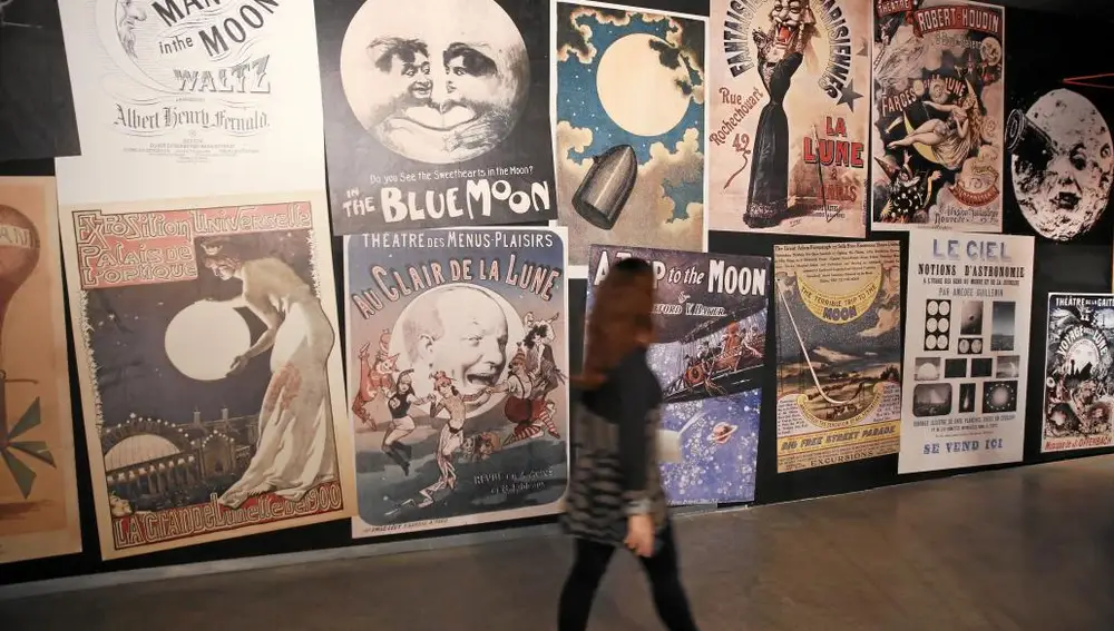 La muestra recoge la «fiebre lunar» de Julio Verne a través de una serie de carteles de las películas de Meliés y de las óperas de Offenbach, que se inspiraron en algunas de sus obras