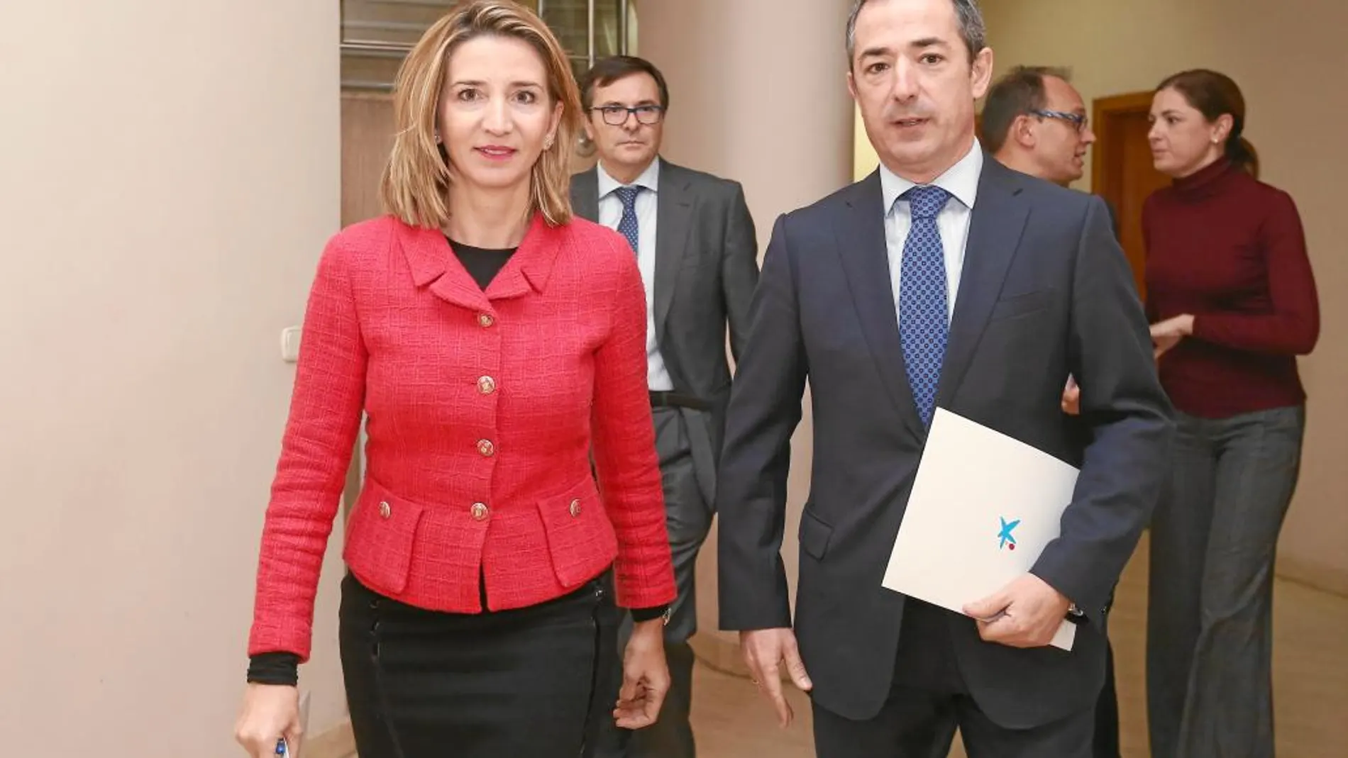 La consejera de Familia, Alicia García, y José Manuel Bilbao, de La Caixa, antes de firmar el acuerdo