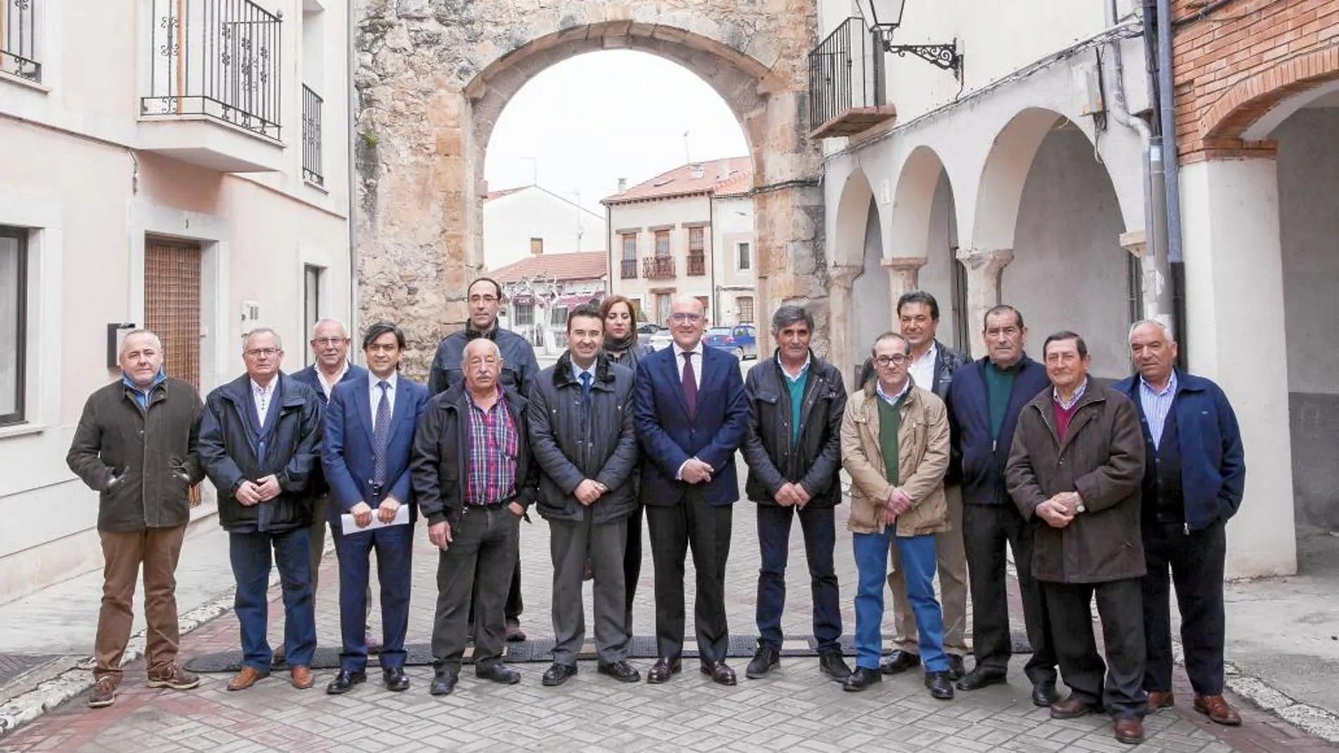 Jesús Julio Carnero mantiene en Pesquera de Duero una reunión con 11 alcaldes de municipios de la Ribera del Duero