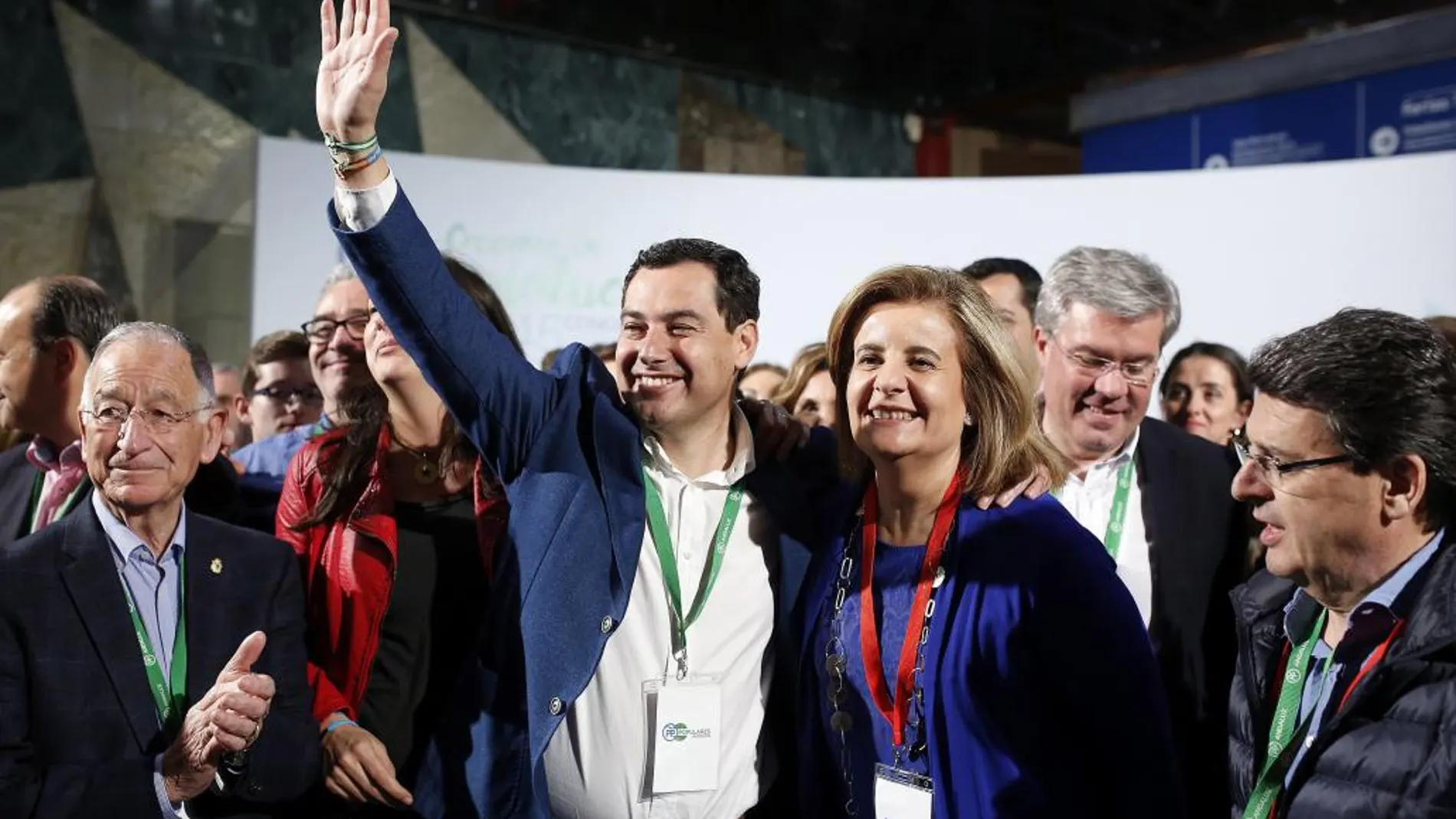 El líder del PP andaluz Juanma Moreno (2i), acompañado por la presidenta de la Mesa del Congreso y ministra de Empleo, Fátima Báñez.