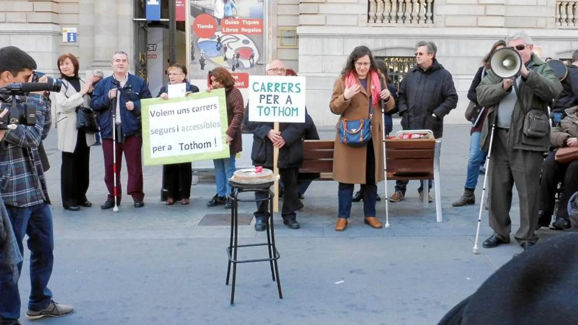 Unas ochenta personas reivindicaron calles accesibles y sin peligro en una concentración en la plaza Sant Jaume