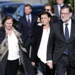 El presidente del Gobierno, Mariano Rajoy, acompañado pro la ministra de Defensa, Maria dolores Cospedal, y su esposa Elvira Fernández, a su llegada al Tanatorio Municipal de Valencia
