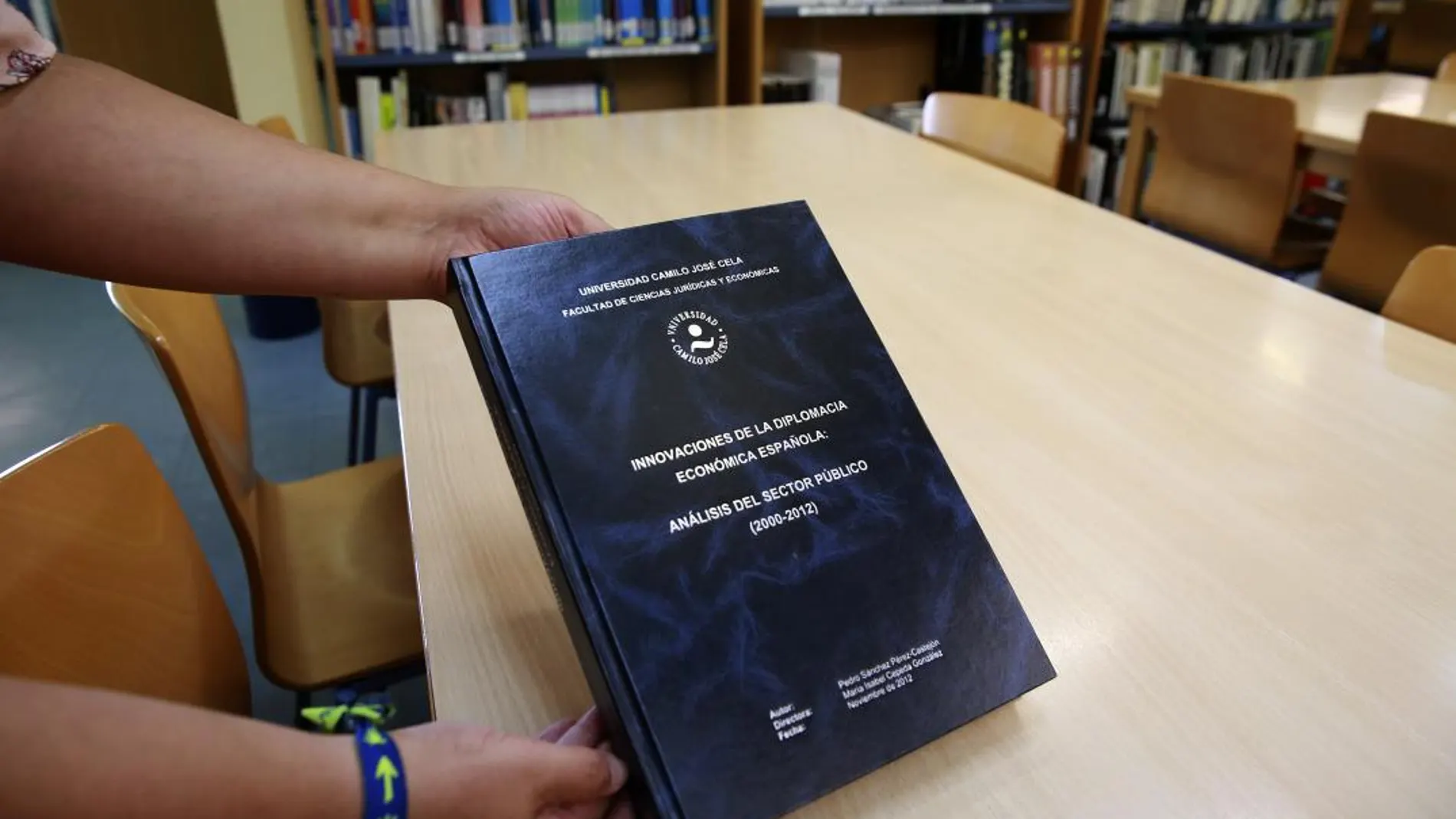 Uno de los dos tomos que la Universidad Camilo José Cela guarda de la tesis doctoral de Pedro Sánchez
