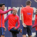 Neymar charla con Suárez, Jordi Alba y Piqué en el entrenamiento