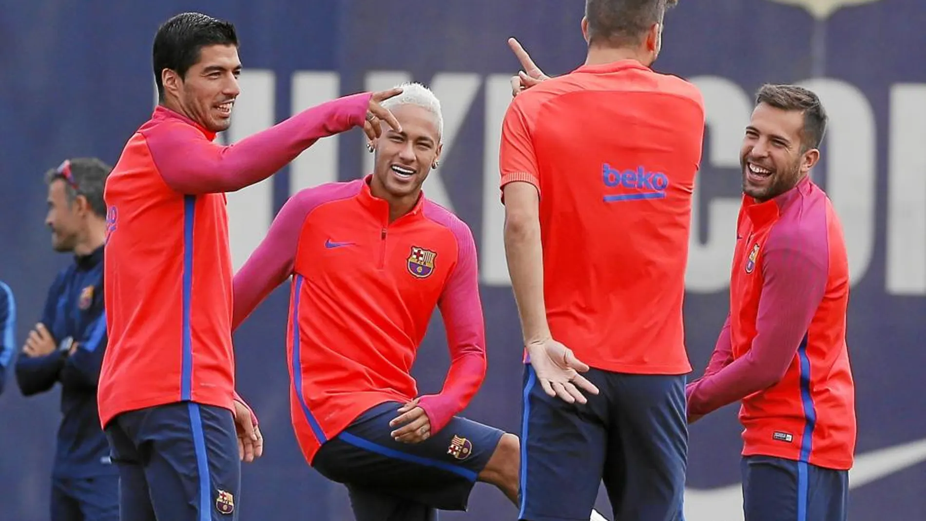 Neymar charla con Suárez, Jordi Alba y Piqué en el entrenamiento