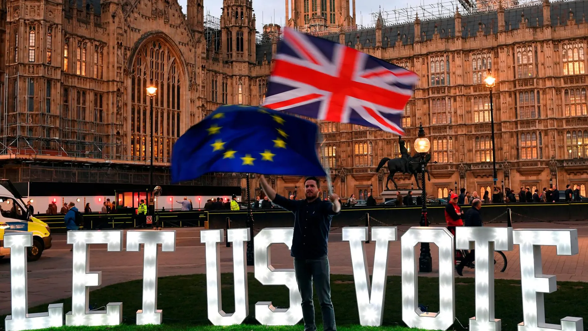 Un anti-Brexit se manifiesta frente al Parlamento británico