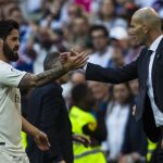 Isco saluda a Zidane al ser sustituido