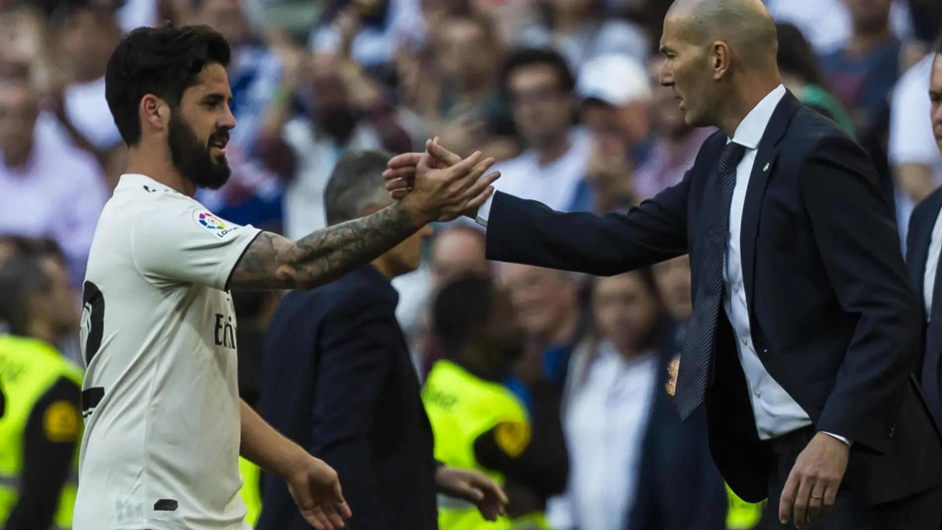 Isco saluda a Zidane al ser sustituido