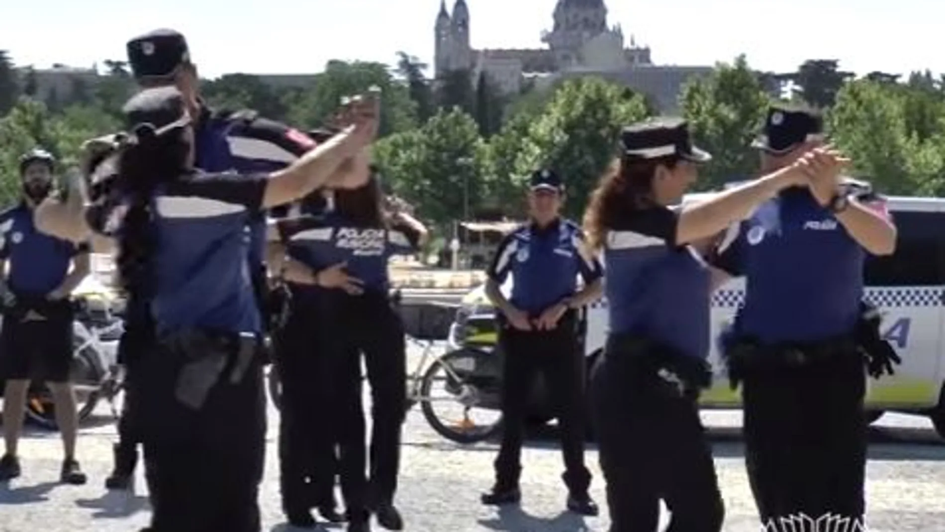 Un momento del RunningManChallenge de la Policía de Madrid