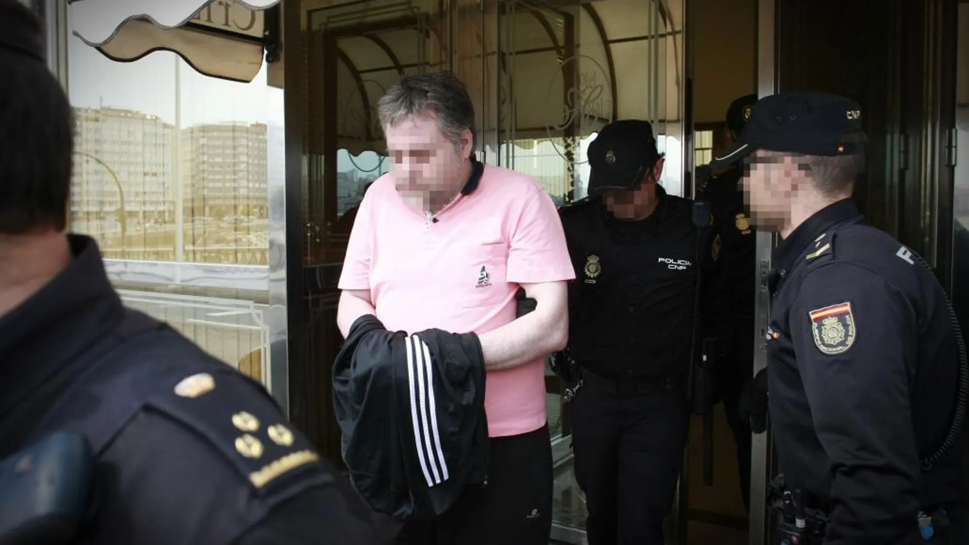 Agentes de la Policía Nacional sacan de un hotel de A Coruña al sospechoso de haber acabado con la vida de su hijo de once años.