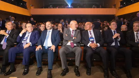 El presidente de la CEOE, Joan Rosell (i), el de la AVE, Vicente Boluda (2I), el ministro de Fomento, José Luis Abalos (3i), el presidente de Mercadona, Juan Roig (c), el del Banc de Sabadell, Josep Oliu (3d), el de la Comunidad Valenciana, Ximo Puig (2d) y el conseller de Territorio catalán, Damia Calvet (d), durante el acto de impulso al Corredor Mediterráneo celebrado en Barcelona