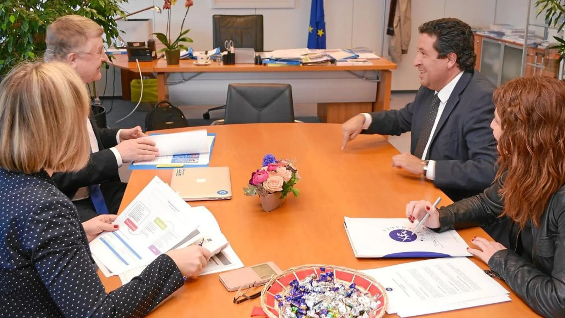 El presidente de la Diputación, Javier Moliner, junto al presidente del Comité de Regiones, Markku Markkula