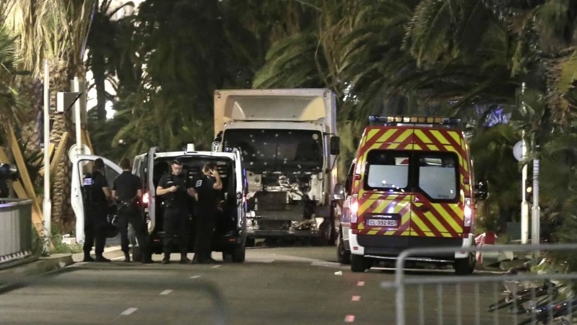 Policías, junto al camión que arremetió contra una multitud que presenciaba los fuegos artificiales de la Fiesta Nacional del 14 de julio en Niza.