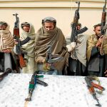 Entrega de armas de ex talibanes y militantes del Estado Islámico (EI) durante una ceremonia de reconciliación en Jalalabad (Afganistán), en una imagen de archivo / Efe