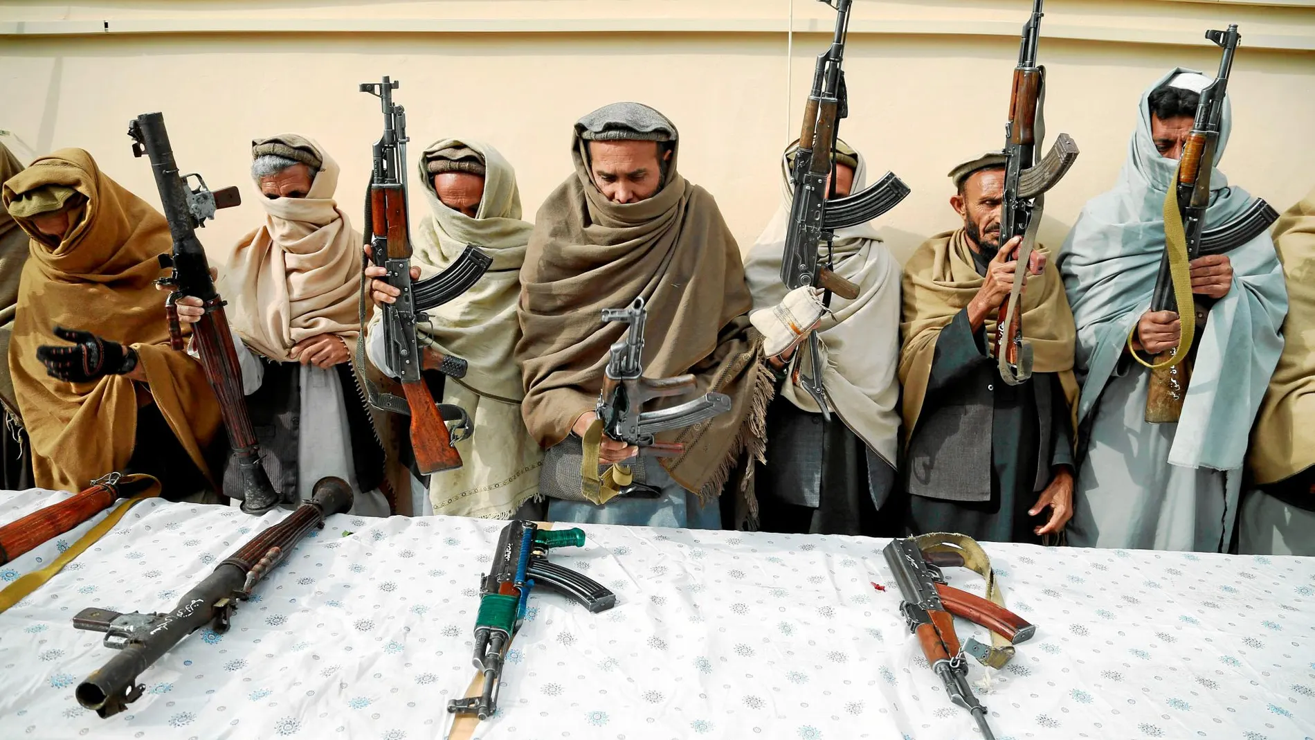 Entrega de armas de ex talibanes y militantes del Estado Islámico (EI) durante una ceremonia de reconciliación en Jalalabad (Afganistán), en una imagen de archivo / Efe