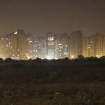 Vista de edificios bajo una nube de contaminación en Nueva Delhi.