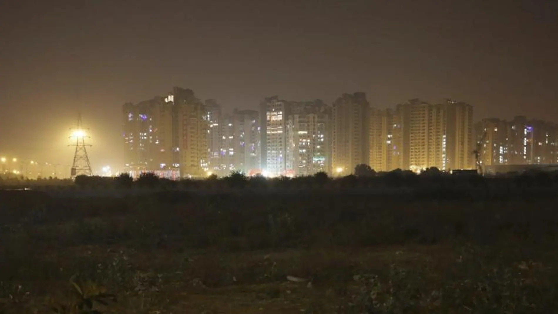 Vista de edificios bajo una nube de contaminación en Nueva Delhi.
