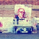 Los tres artistas en un momento de la elaboración del mural dedicado a Salvador Espriu