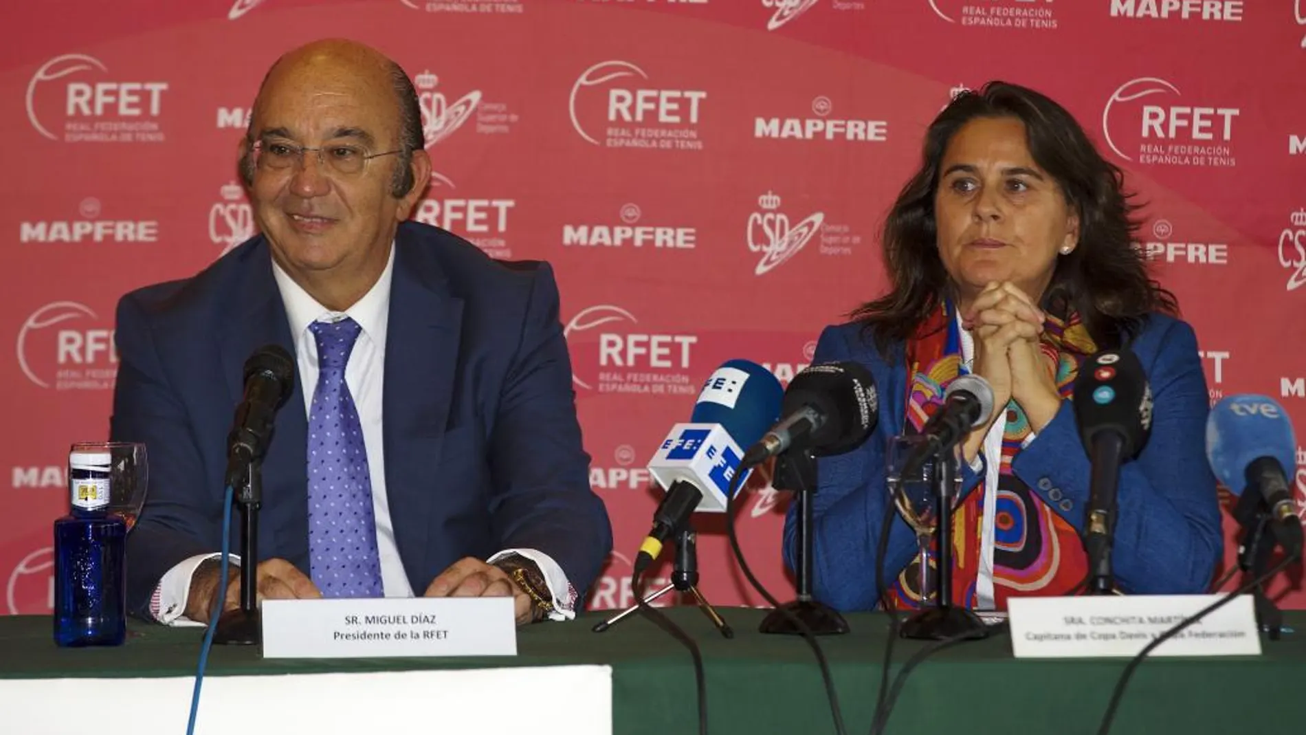 La ex tenista Conchita Martínez, junto al presidente de la Real Federación Española de Tenis