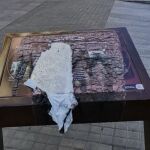 Grupos ultras reivindican la autoría de la acción contra la placa que recuerda las torturas en Via Laietana