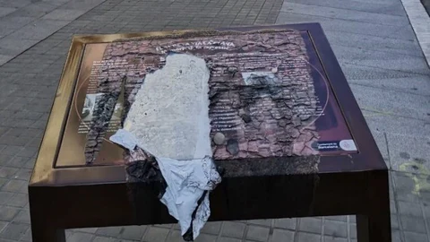 Grupos ultras reivindican la autoría de la acción contra la placa que recuerda las torturas en Via Laietana