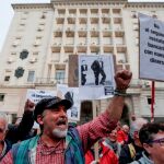 Sindicatos y asociaciones de consumidores convocaron ayer actos contra la sentencia sobre el impuesto de las hipotecas. En la imagen, la protesta de Sevilla / Foto: Efe