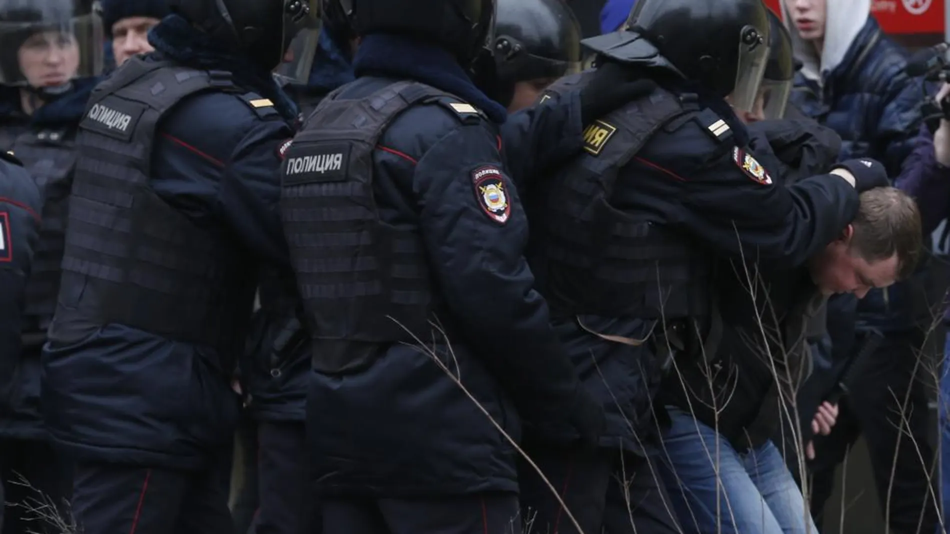 Policía rusa detiene a un hombre en el centro de Moscú