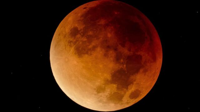 La luna luce un tono rojizo durante la superluna y eclipse total sobre Salgotarjan (Hungría)