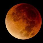 La luna luce un tono rojizo durante la superluna y eclipse total sobre Salgotarjan (Hungría)