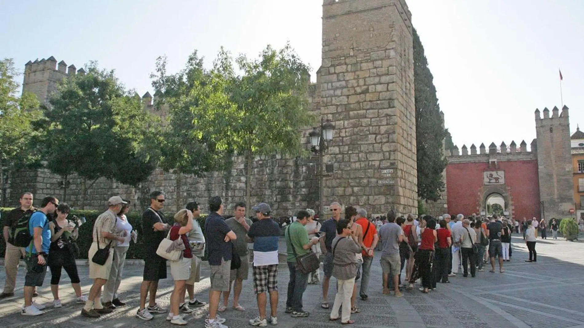 La obra pretende acabar con esta repetida imagen de turistas haciendo cola delante del Alcázar