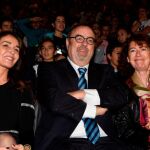 El consejero de Educación, Fernando Rey, junto a Blanca Marsillach y la directora general de Innovación, Pilar González en la representación de la obra de teatro 'Belcebú'